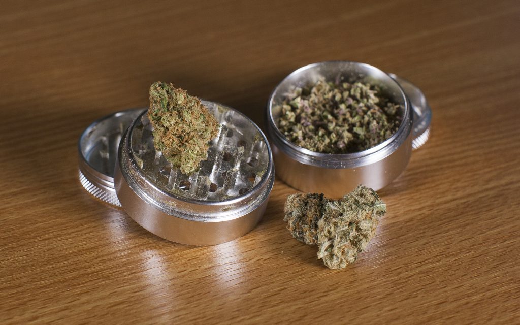 What is a Marijuana Grinder & How Do You Use It? | Leafly