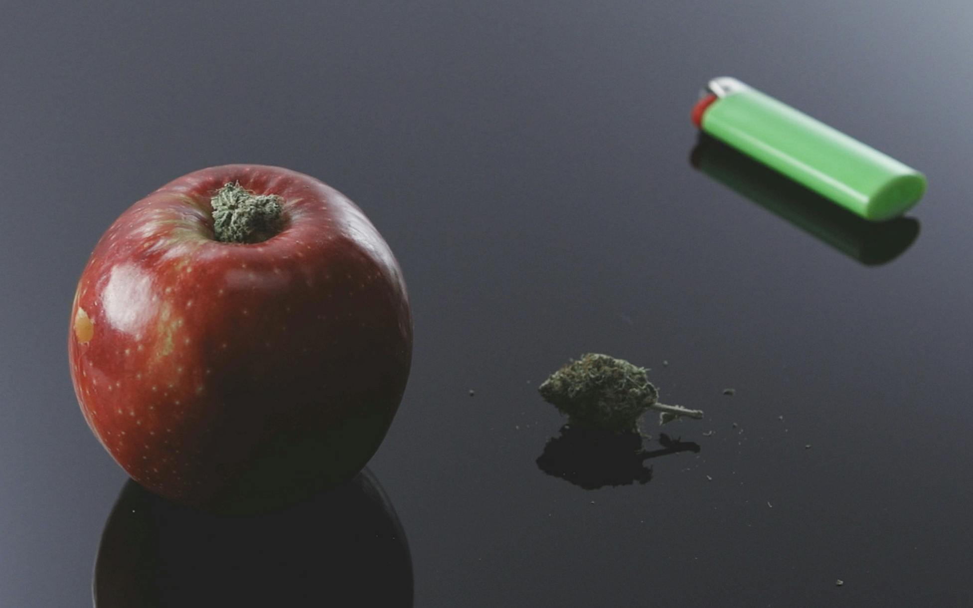 How to make an apple weed pipe image