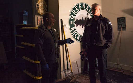 Owner Seth Simpson discusses an earlier inspection with Cpt. Greene of the Seattle Fire Dept. (Ramon Dompor for Leafly)