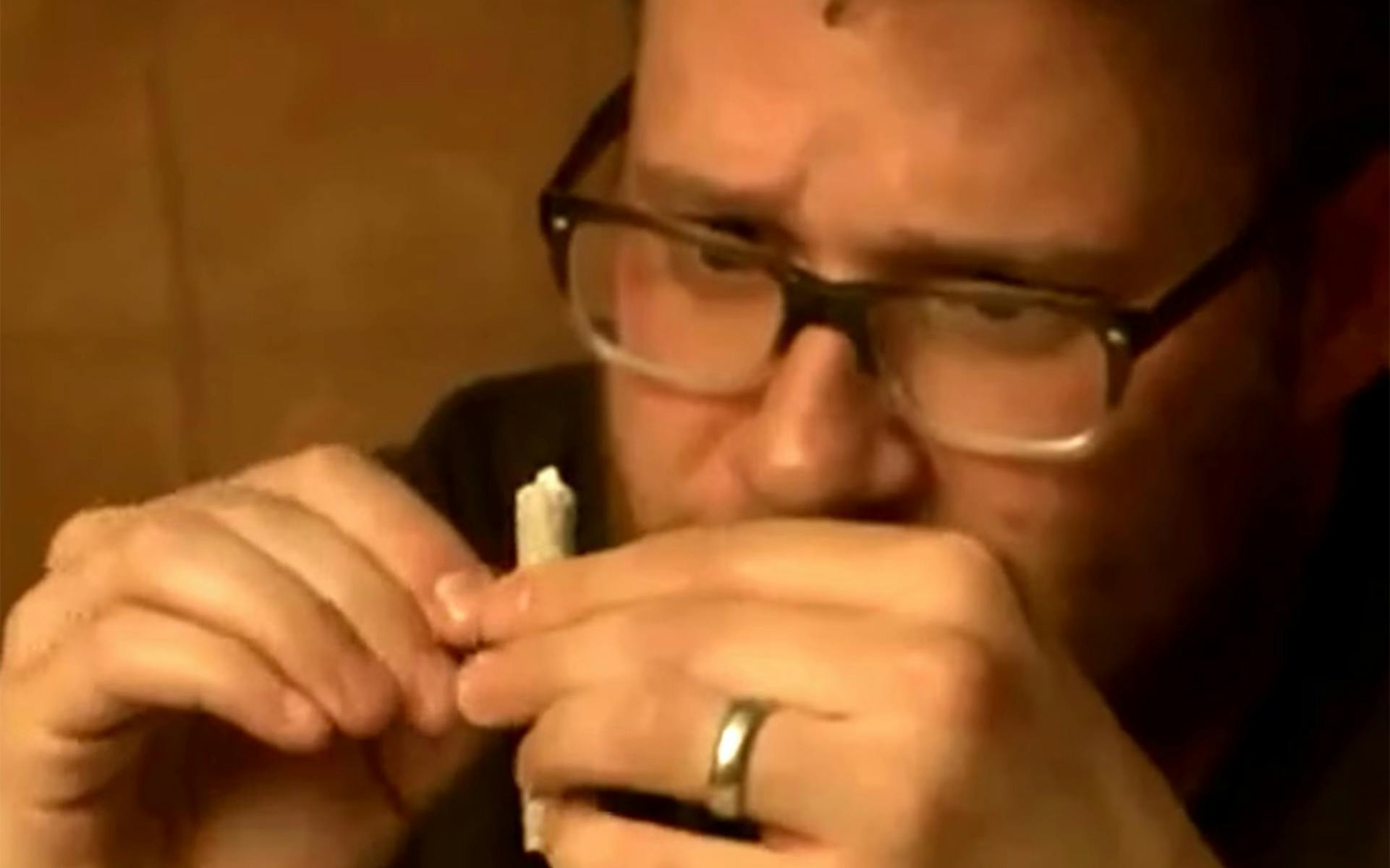 Watch Seth Rogen Teach You How to Roll a Cross Joint image