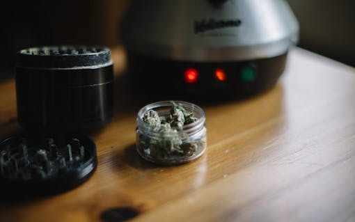 Is Vaping Better than Smoking Weed? Image 3: Vaping temperature matters