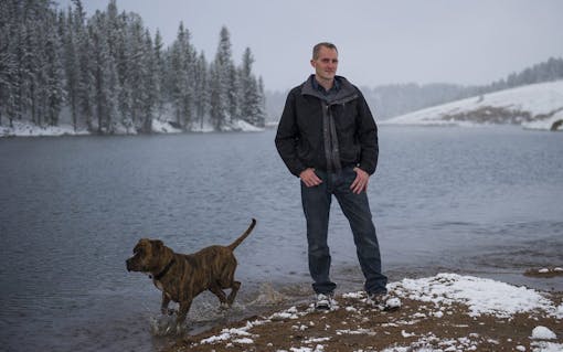 Kahl and his dog, Seven, on the shore of a lake near their home in Divide, CO.(Daniel Brenner for Leafly)
