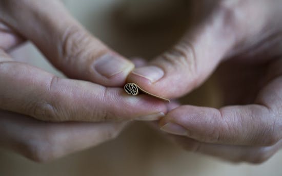 Wie Sie einen Filter oder eine Krücke für Ihr Gelenk herstellen: Legen Sie die Krücke an das Ende Ihres Joints oder Spliffs