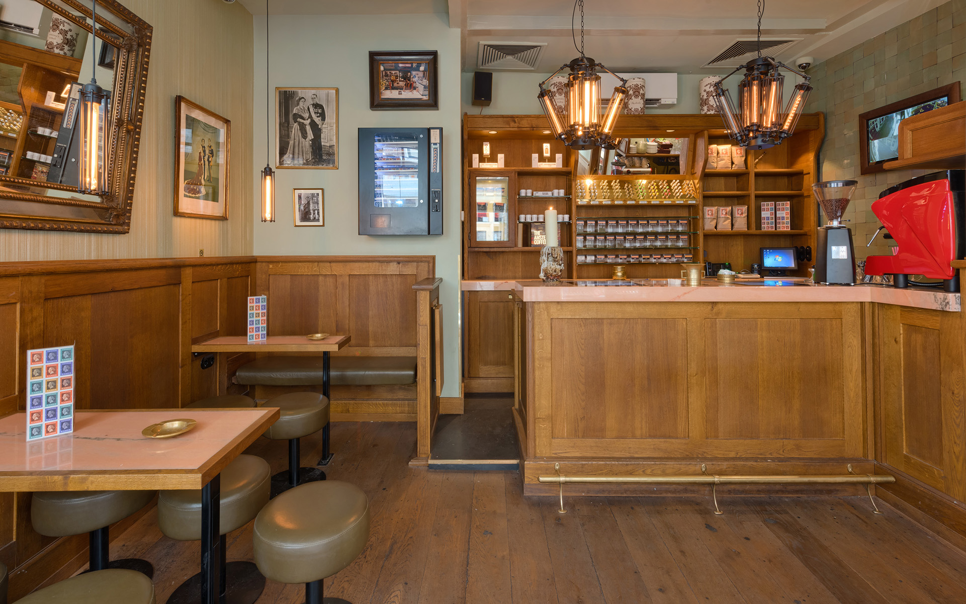 Amsterdam Cannabis Coffeeshop: Tweede Kamer