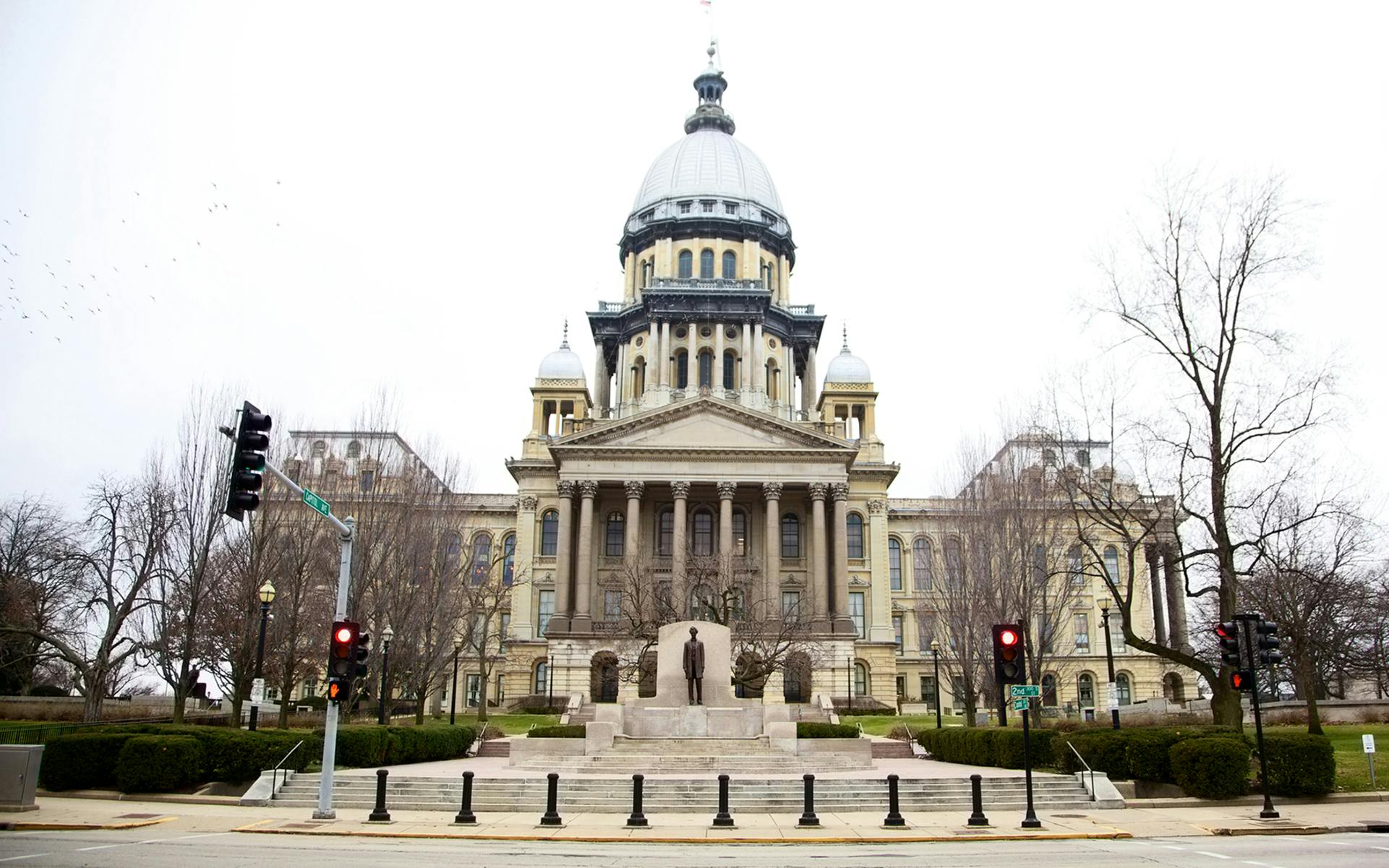 Illinois hands out first social equity cannabis retail licenses image