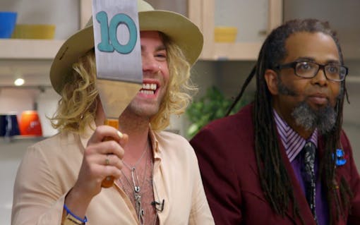 Rapper Mod Sun rates a cannabis meal on 'Cooking on High'. (Netflix)