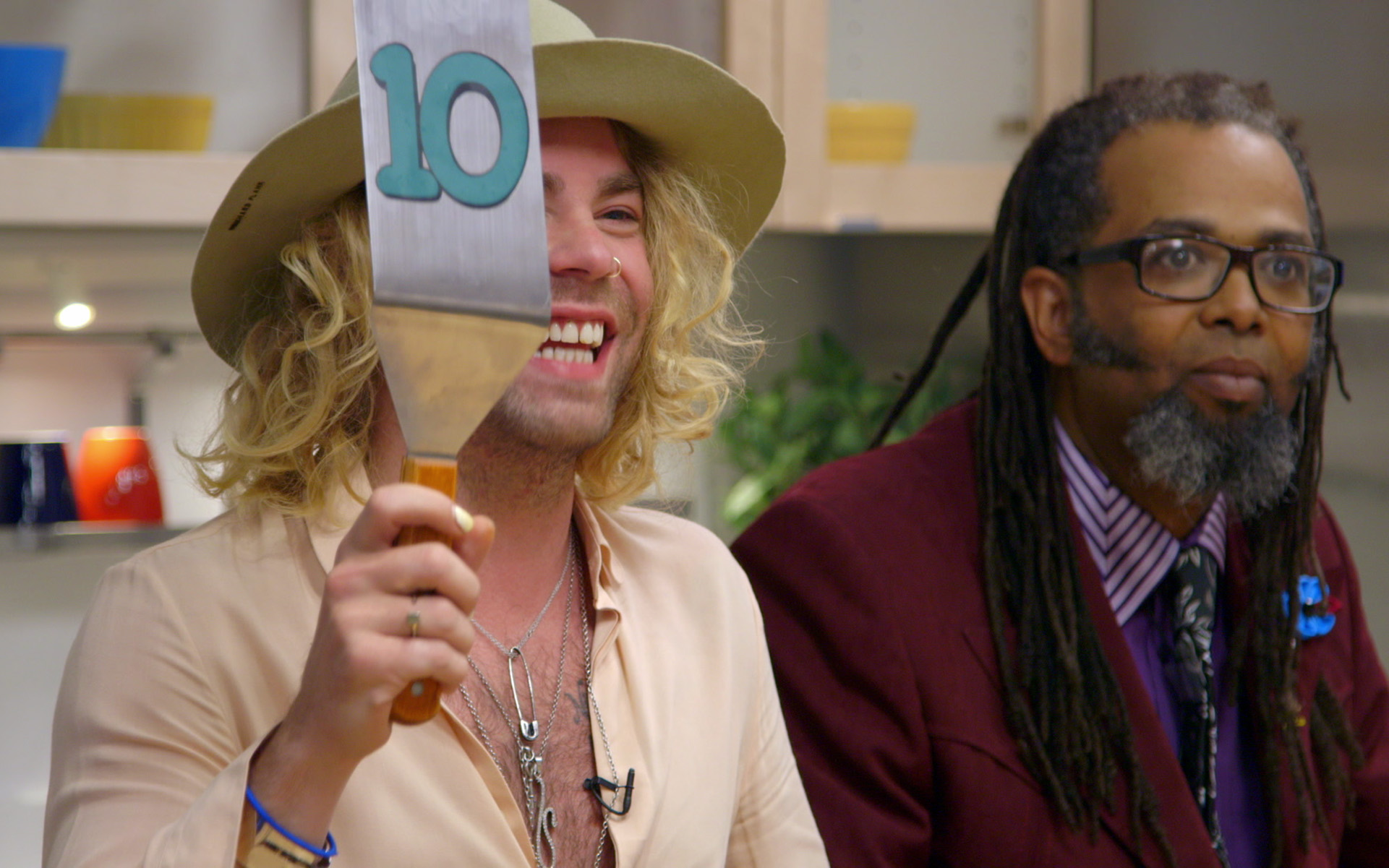 Rapper Mod Sun rates a cannabis meal on 'Cooking on High'. (Netflix)