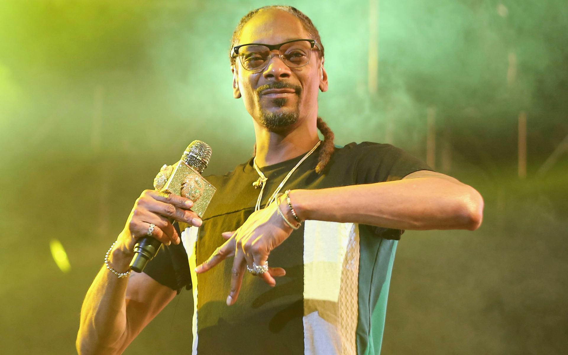 Snoop Dogg's blunt roller got a raise image