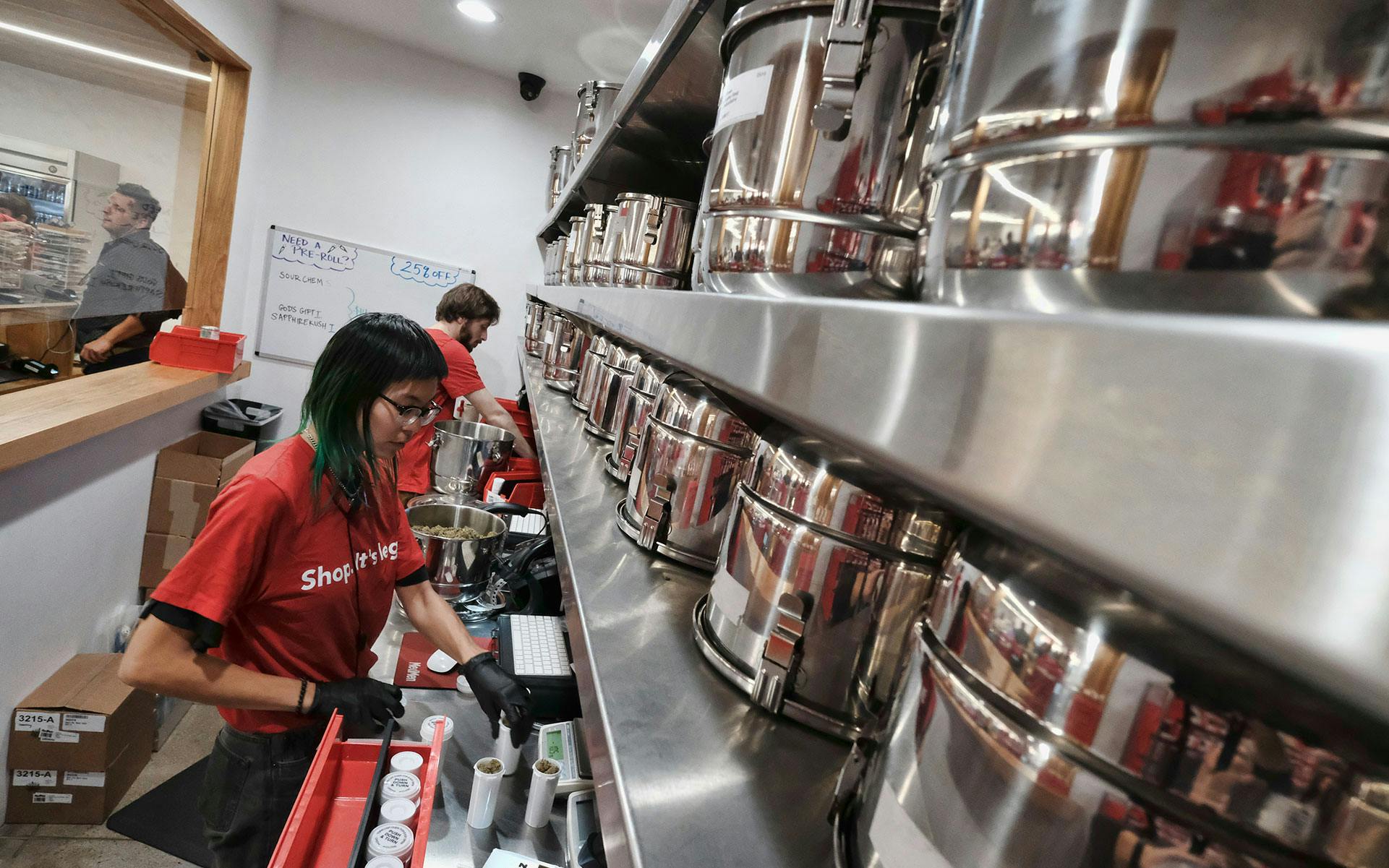 How to tell legal from illegal dispensaries in California image