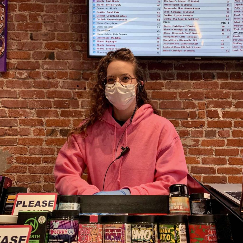 Ein Manager bei The Bloom Room im Dienst Mi. 15. April in San Francisco. (David Downs/Leafly)