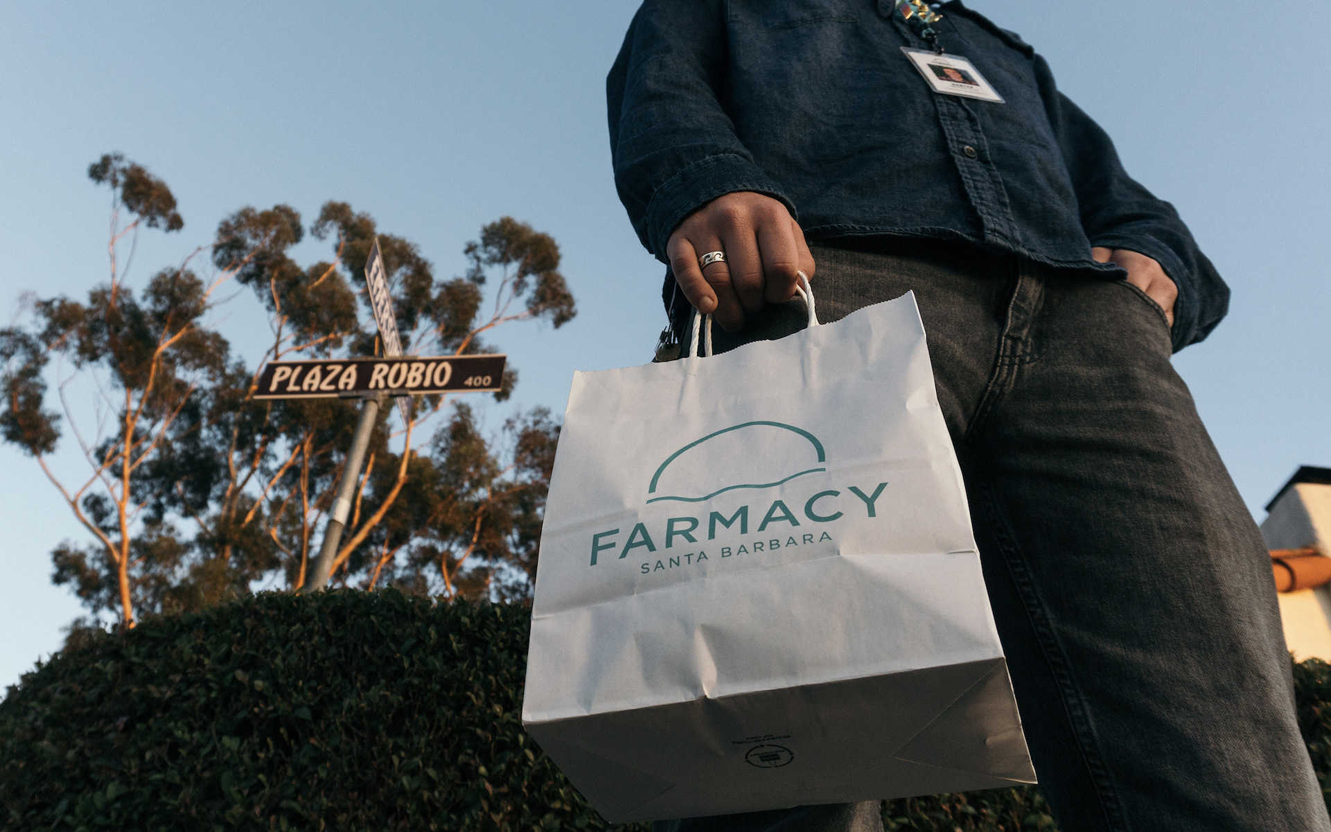Shopper with Farmacy shopping bag 
