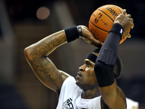 Stephen Jackson warms up.