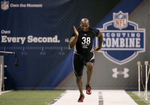 Eugene Monroe runs a drill.