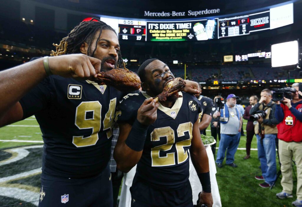 Photos-of-NFL-players-eat-turkey