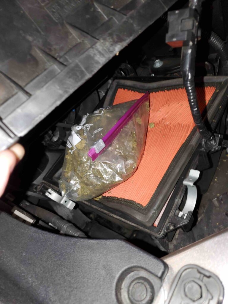 foto-von-baggie-of-weed-in-auto-motor