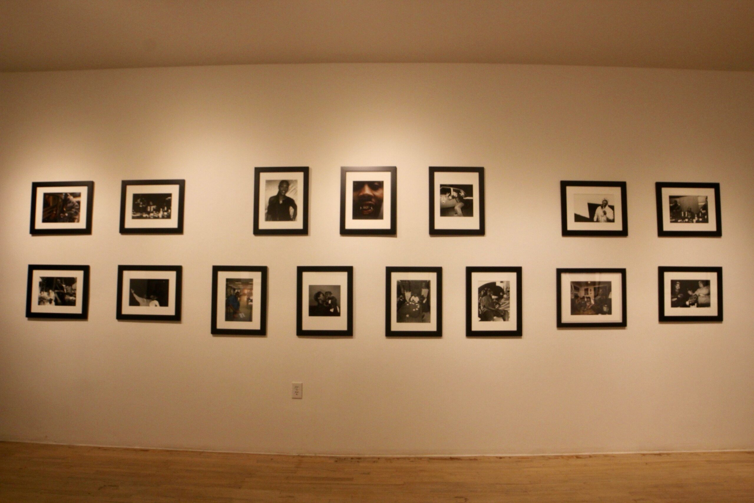 Kommen Sie wegen des Cannabis. Bleiben Sie für die Kunst. Im Jahr 2021 veranstaltete Legacy NYC die Ausstellung Rap Is Risen von Sue Kwon, die ursprüngliche Influencer an der Schnittstelle von Hip Hop und Cannabiskultur dokumentierte. (Leafly / Megan Schmidt)