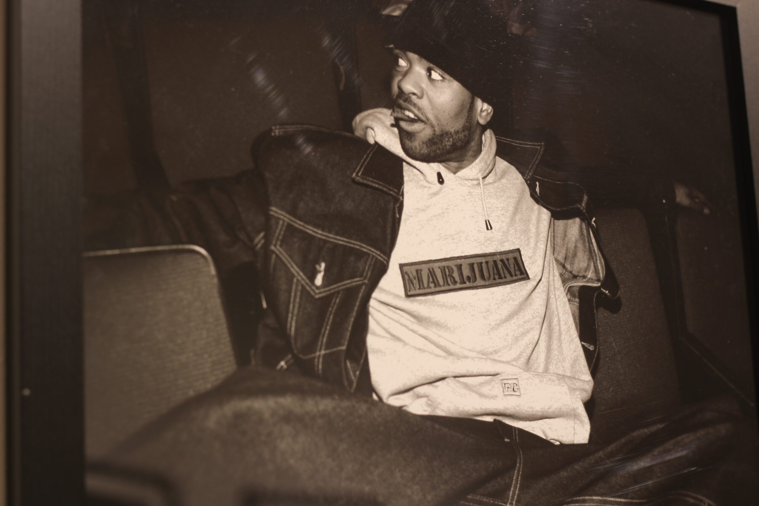 Der Pionier der Topfkultur, Method Man, vertrat die Pflanze Jahrzehnte, bevor sie in seiner Heimatstadt New York legal wurde. (Leafly / Megan Schmidt / Originalfoto von Sue Kwons Rap Is Risen-Ausstellung)