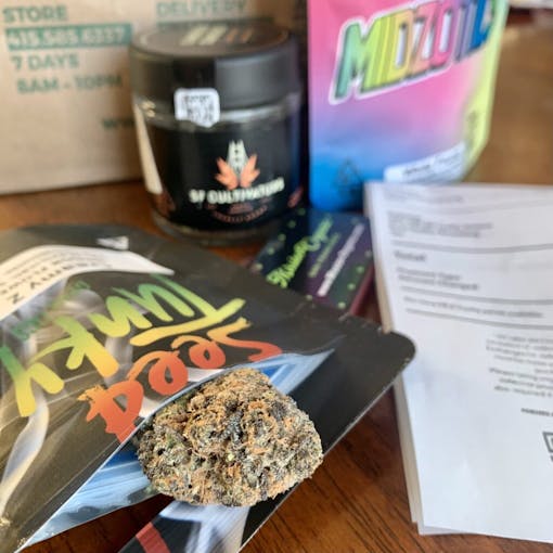 Easy trees: Smokin on that Seed Junky Creamy Z. (David Downs/Leafly)