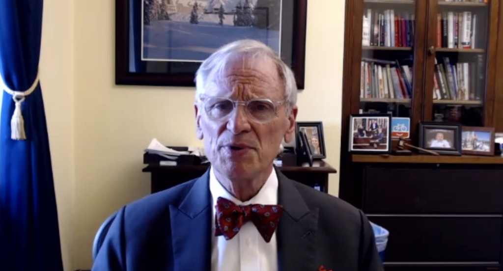 Rep. Blumenauer mit Brille, roter Fliege und Anzug spricht aus seinem Kongressbüro