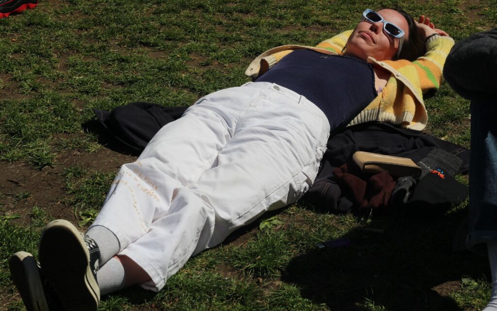 Frau entspannt sich im Washington Square Park in New York City während der massiven 420-Rauch-Session im Astor Club.