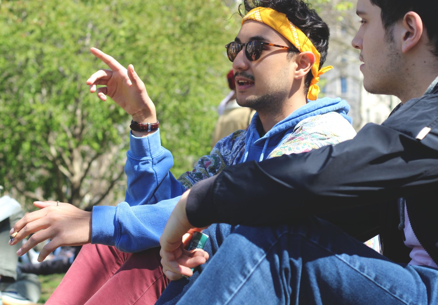 Ein Mann mit Sonnenbrille feiert 420 im Washington Square Park.