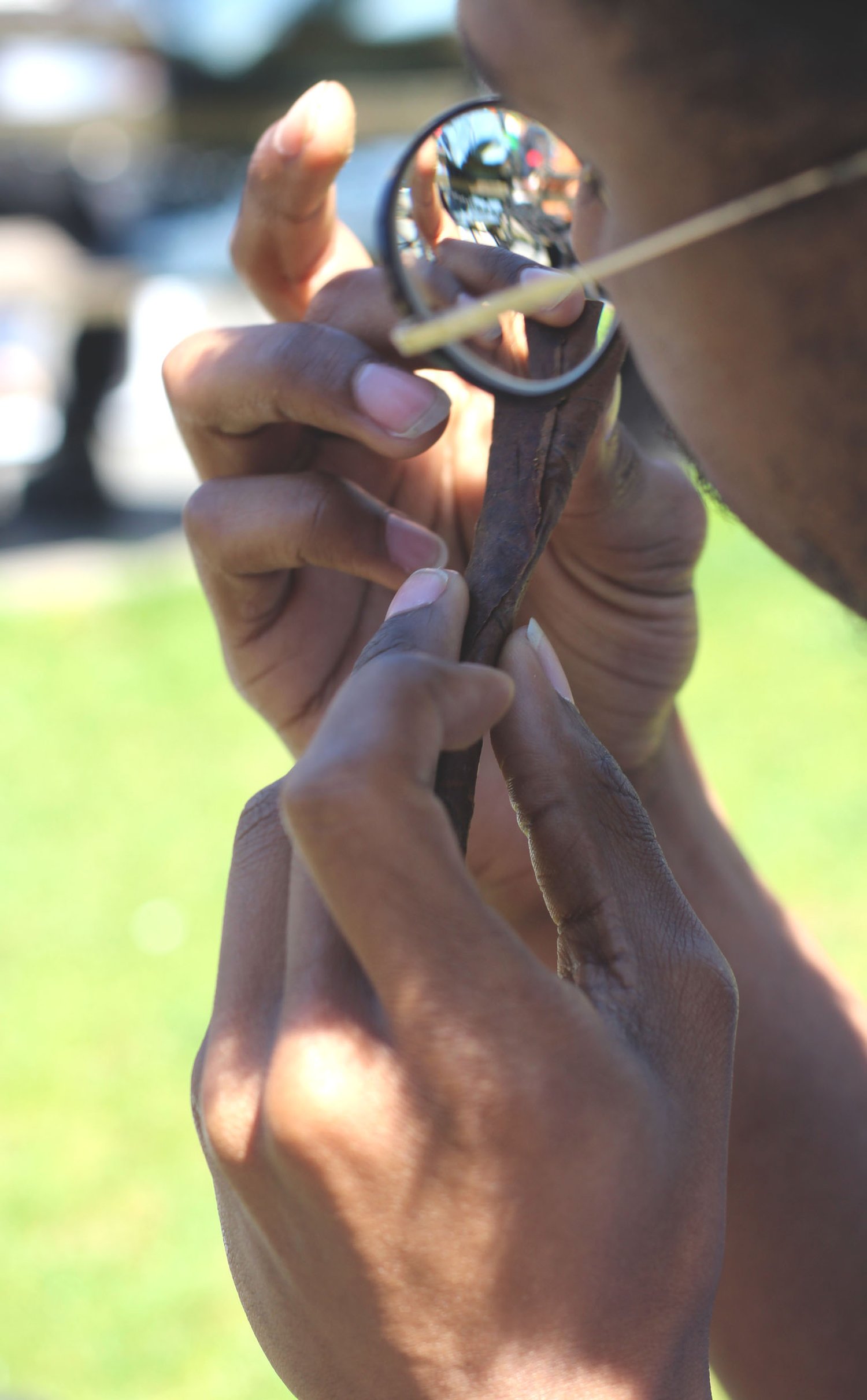 Eine Frau konsumiert Cannabis in New York City auf 420.