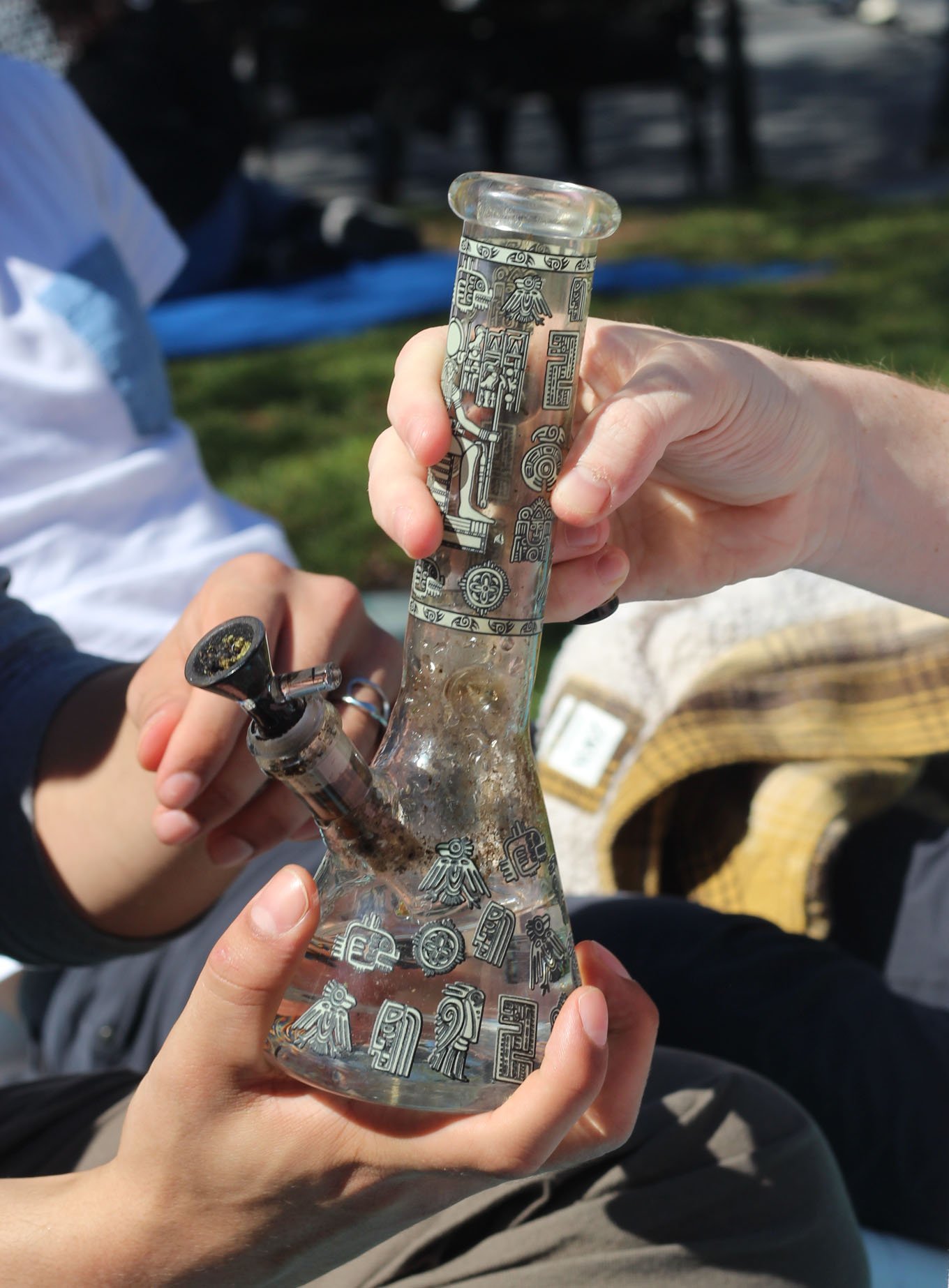 New Yorker nehmen im Washington Square Park eine Bong.
