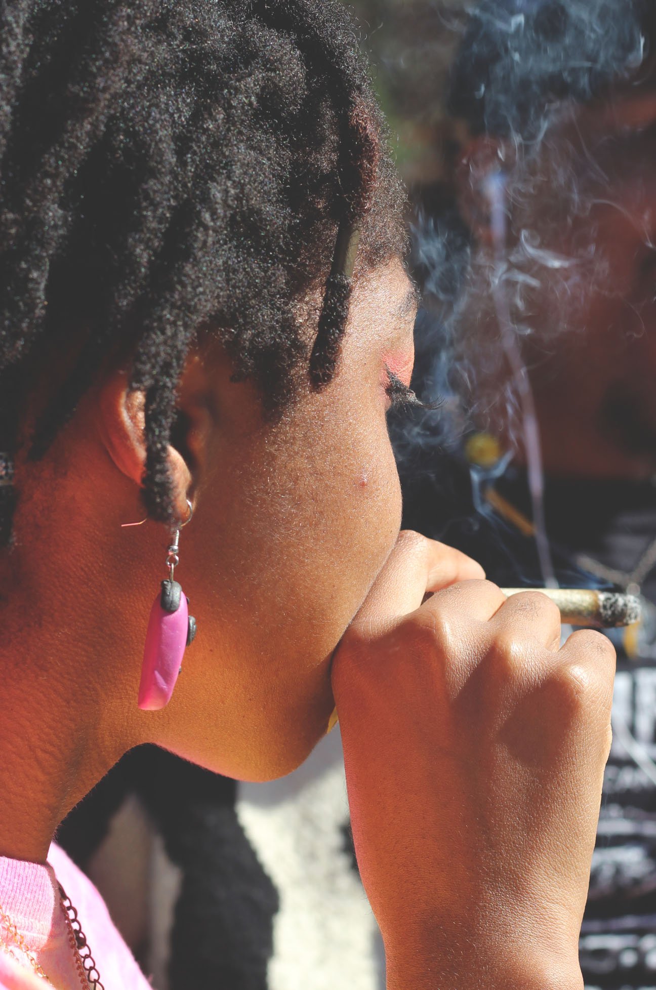 Eine Frau raucht im New Yorker Washington Square Park einen Joint.