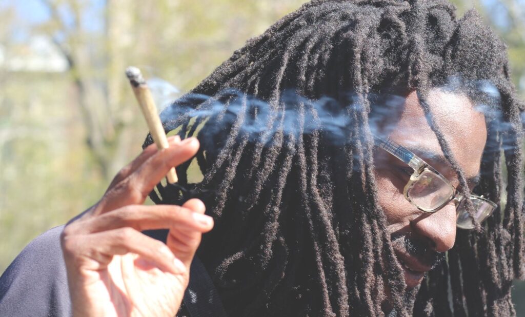 Mann raucht einen Joint im Washington Square Park in New York City.