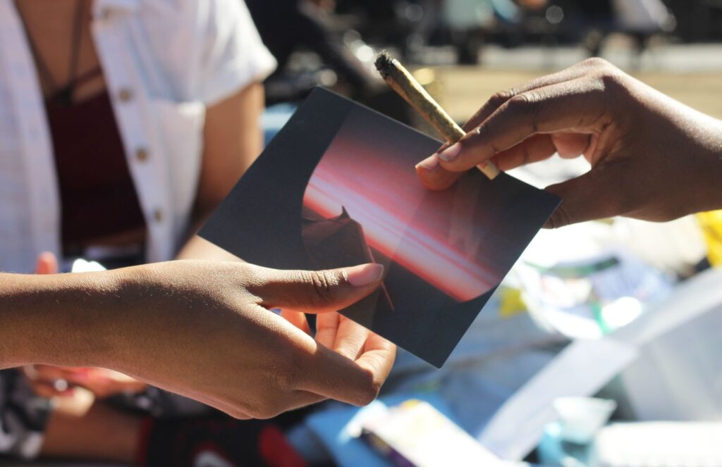 Raucher teilen Kunst im Washington Square Park in New York City.