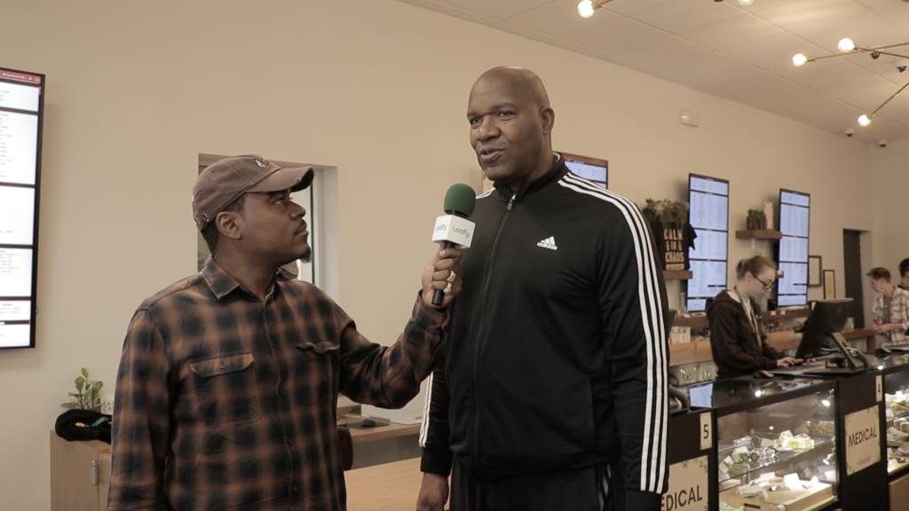 Der ehemalige NFL-Spieler und Botschafter von Last Prisoner Project, Marvin Washington, spricht mit Leafly, nachdem er das erste legale Gras gekauft hat, das von The Botanist in Williamstown, NJ, verkauft wurde. (Jon Bain)
