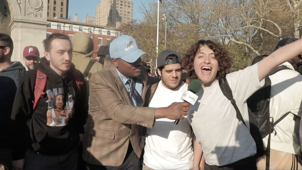 New Yorker feiern den 20. April 2022, indem sie im Washington Square Park rauchen.  (Jon Bain / Leafly)