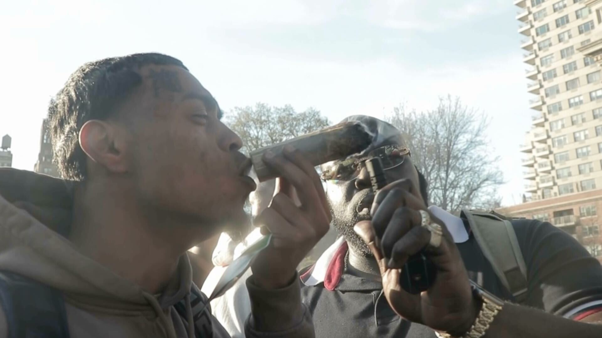 Mann rammt riesigen Joint im Washington Square Park in New York.  (Jon Bain / Leafly)
