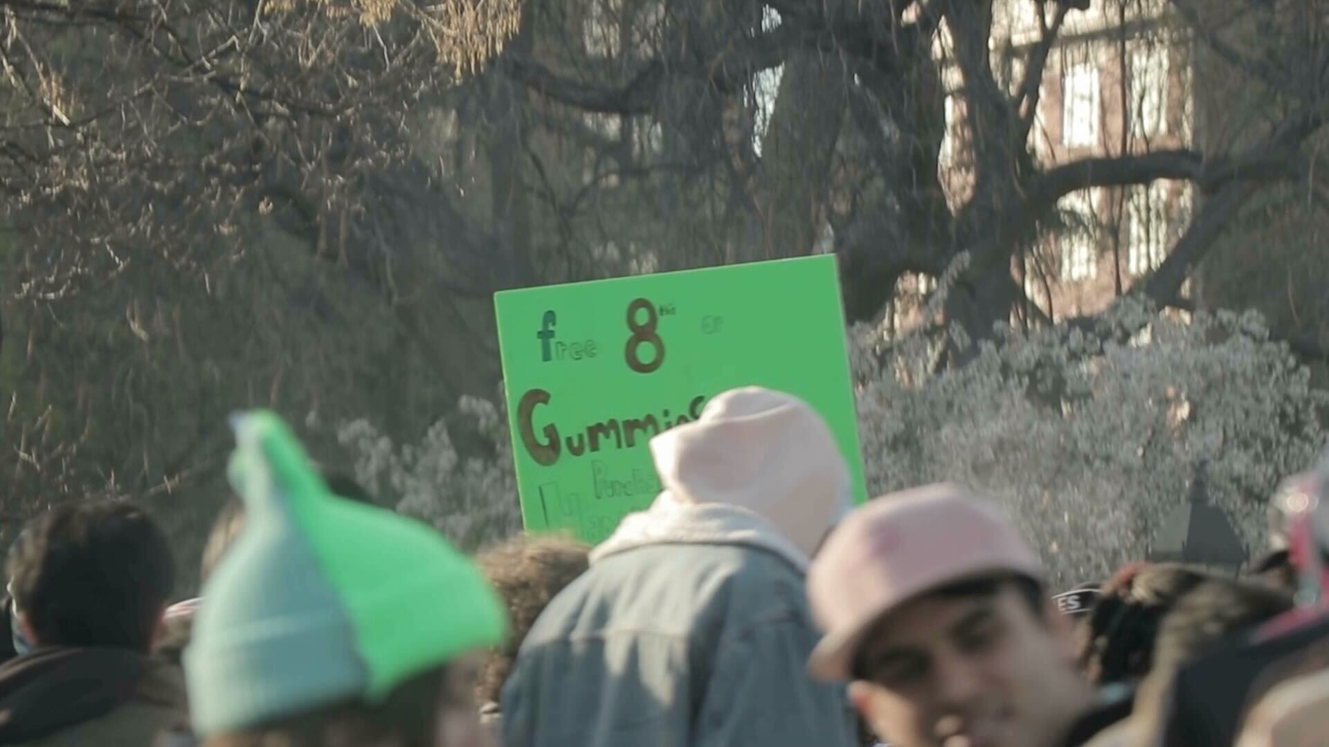 New Yorker werben im Washington Square Park auf 420 für kostenloses Gras und Gummibärchen. (Jon Bain / Leafly)