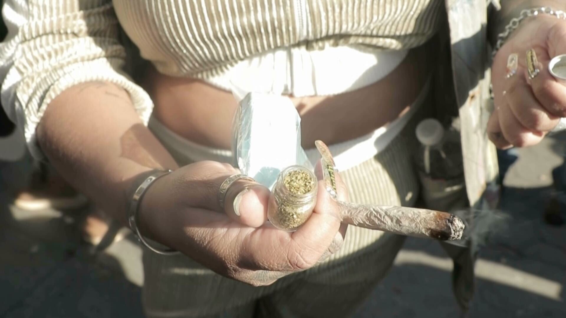 Die New Yorkerin zeigt ihr 420er-Versteck im Washington Square Park.  (Jon Bain / Leafly)