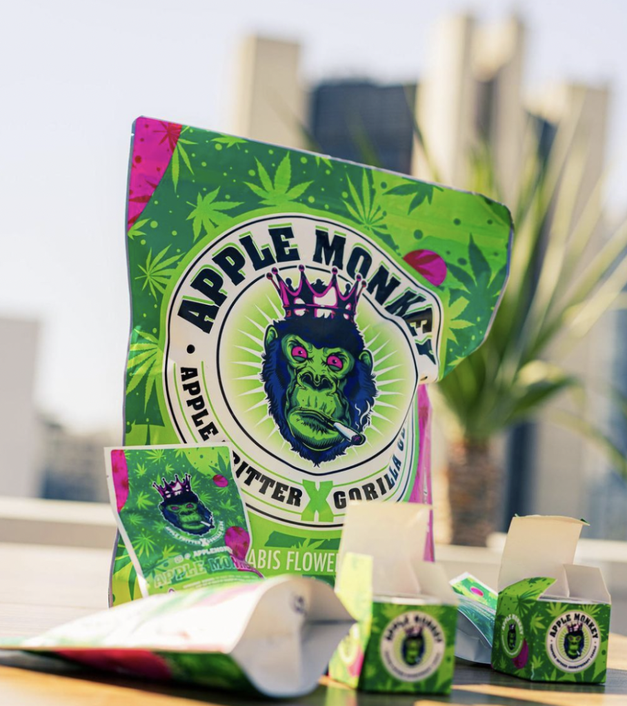 Verpackung von Apple Monkey mit Blick auf die Skyline der Stadt (Instagram / @_AppleMonkey)
