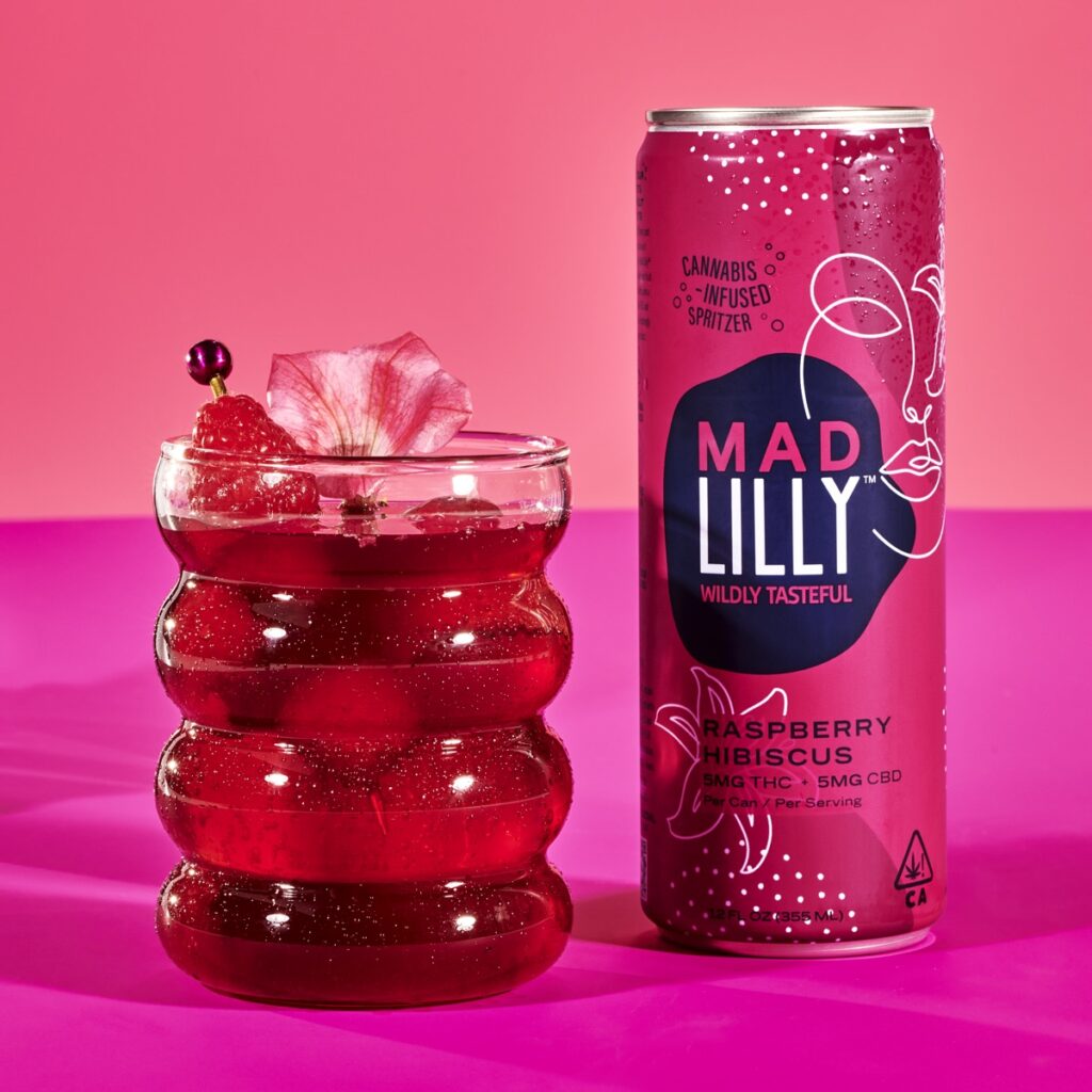 Ein rosa Getränk aus Himbeer-Hibiskus-Cannabisschorle