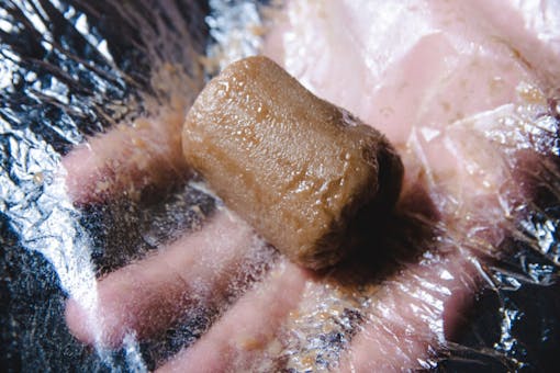 Let me see that tootsie roll: Hassan’s Strawberry Limeaid bubble hash. (Jimi Devine/Leafly)