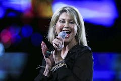 olivia-newton-john-singing