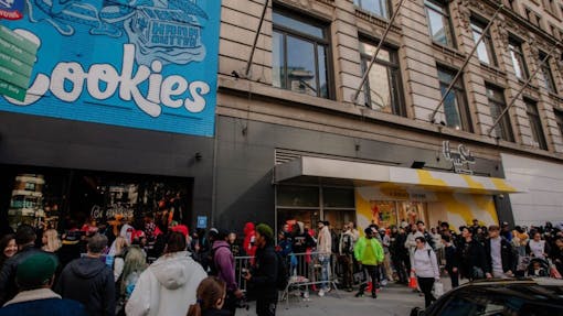 Here’s how the cookie crumbled on day one of Cookies in NY. Lines that take up an entire New York avenue are always a good sign. The splash of baby blue across the store’s body just so happens to fill prime advertising space. The bold design should build huge brand awareness ahead of the legal arrival of Cookies cannabis products in New York dispensaries as. (Cookies)