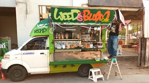 A weed truck in Thailand serves customers joining thousands of gray market suppliers. (G. Stone / Leafly)