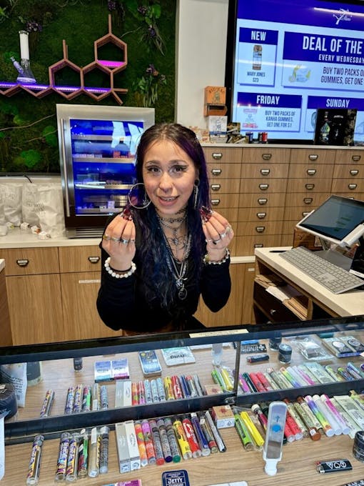 Nika at 7 Stars Richmond, CA tries to point you in the right direction. (David Downs/Leafly)