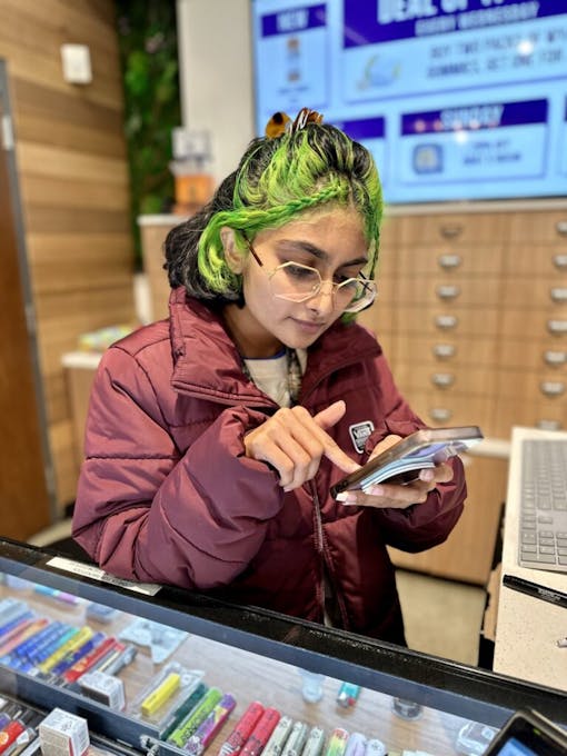 Budtender Shanara at 7 Stars in Richmond, CA shares her favorite strain and brand and got three chances at a $1,000 check. (David Downs/Leafly)