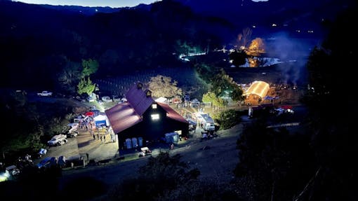 Hoch wie Adlerbälle: Die Ego Clash Scheune und Wiese von oben. (David Downs/Leafly)