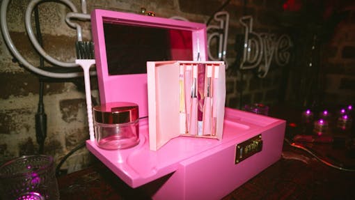 The Pink Spring '25 collection includes this beautiful Stash box with accessories and flower. (with the kind permission of Rosa)