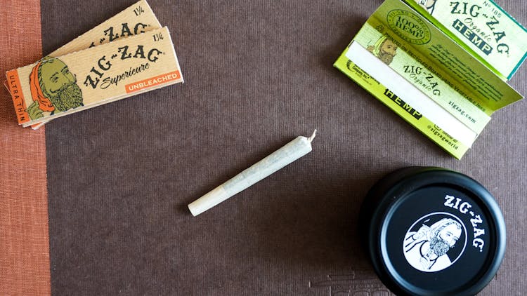 We learn how to roll an amazing joint with Zig-Zag image
